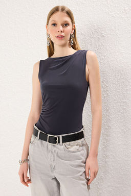 TRENDYOLMILLA Siyah Buzgu Detayl? Kay?k Yaka Esnek C?tc?tl? Orme Body TWOSS24BD00020