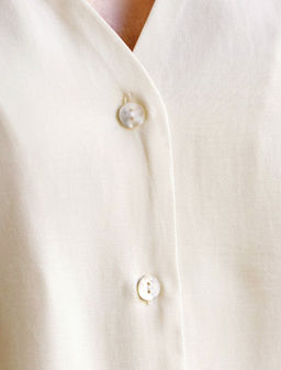 Укороченная блузка с V вырезом из плотного лиоцелла - Vilatte фото 2