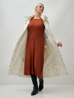 Пальто утепленное стеганное зимнее с капюшоном женское бежевого цвета 9611B - Mtforce фото 18