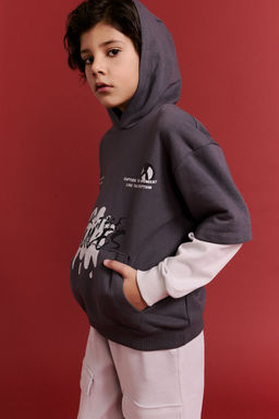 Kap__onlu Bask_l_ __i Yumu_ak T_yl_ Sweatshirt Erkek _ocuk - Defacto фото 3