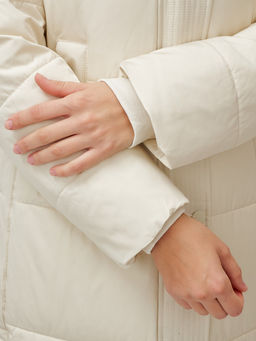 Пальто утепленное стеганное зимнее с капюшоном женское бежевого цвета 9601B - Holdluck фото 11