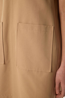 TRENDYOLMILLA Camel Genis Kesim Cep Detayl? Mini Gabardin Dokuma Elbise TWOSS25EL00138
