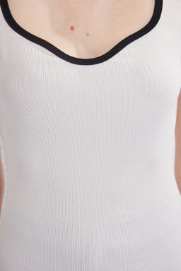 Trendyolmilla Ekru Contrast Biye Detayl? Kalp Yaka Vucuda Oturan Fitilli Esnek Orme Bluz TWOSS25BZ00517