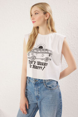 Ekru %100 Pamuk Bask?l? Kolsuz Relaxed/Rahat Kal?p Crop Bisiklet Yaka Orme T-Shirt TWOSS23TS00122