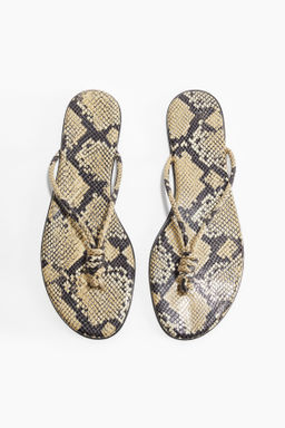 Chancletas con nudo decorativo