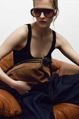 BOLSO DE MANO PIEL ALARGADO / ARENA/MARR?N - Zara фото 2