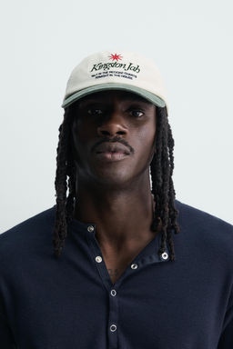 GORRA LAVADA TEXTO BORDADO CONTRASTE / Crudo