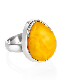 Кольцо с натуральным цельным янтарём медового цвета