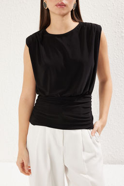 Siyah Vatkal? Buzgu/Drape Detayl? S?f?r Kol Belden Oturmal? Dokumlu Orme Bluz TWOSS25BZ00031