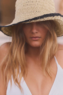 CONTRAST BUCKET HAT