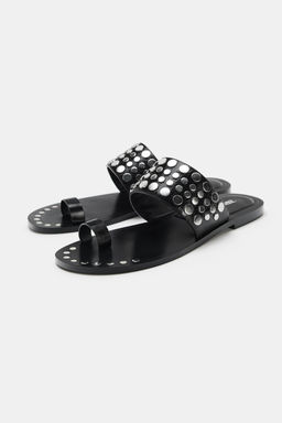 SANDALIA PLANA PIEL TACHAS / Negro