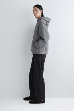 SUDADERA CON CAPUCHA EFECTO NEOPRENO