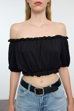 Trendyolmilla Siyah Carmen Yaka Regular/Normal Kal?p Burumcuk Crop Orme Bluz TWOSS22BZ1421