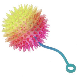 Пэт тойс (Pet toys) Игрушка для собаки Мяч с шипами д7см h7см, ПВХ, на резинке, с пищалкой, светящаяся, на картоне, прозрачная, двухцветная, цвета в ассортименте: синий/розовый, салатовый/сиреневый, зеленый/сливовый, оранжевый/кирпичный, серый/пе