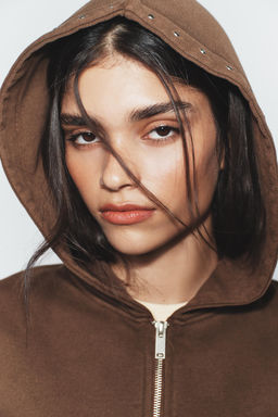 SUDADERA FELPA EFECTO LAVADO TACHAS / Marr?n oscuro - Zara фото 3