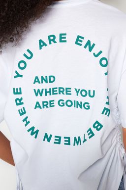 TRENDYOLMILLA Beyaz %100 Pamuk S?rt Bask?l? Buzgulu Oversize/Genis Kesim Bisiklet Yaka T-Shirt TWOSS23TS00150  фото 5