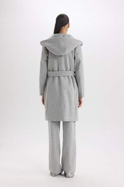 Пальто стандартного кроя с капюшоном и пуговицами, с длинными манжетами и поясом - Defacto фото 5