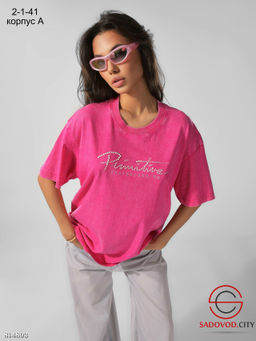 Женская футболка с эффектом варёнки и стильным принтом из страз