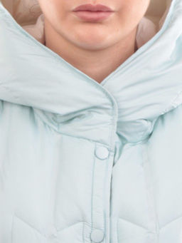 24-618 LT. BLUE Жилет утепленный женский (пух) - Fashion фото 4