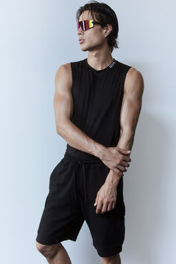 Pantalon de deporte estilo cargo a la rodilla