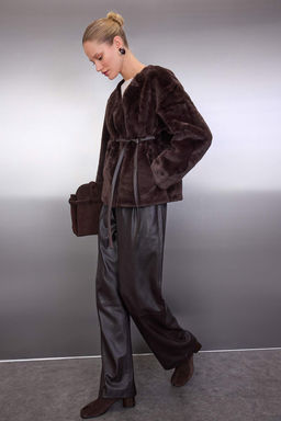 Kahverengi Oversize Kal?p Baglama Detayl? Pelus Ceket Mont TWOAW26MO00055