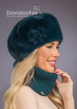 Шапка Берет экомех с украшением изумруд