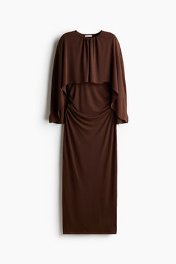 Vestido drapeado con capa decorativa