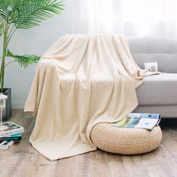 Плед/покрывало 240х200см Белый крем, велсофт Royal Plush гладкокрашенный, тиснение зигзаг, полиэстер 100%, плотность 290г/м2, упаковка: 20х33см пояс бумажный, Домашняя мода (Россия)