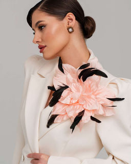 Брошь цветок искуcственный шёлк/Натуральные перья