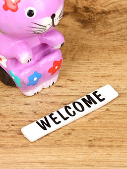 Сувенир «Кот с табличкой WELCOME», 8×5×10 см, дерево, сиреневый