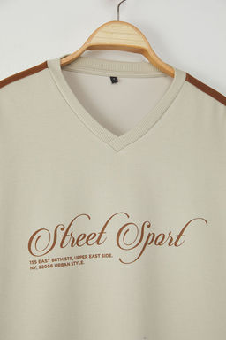 TRENDYOL MAN Siyah More Sustainable Oversize/Genis Kesim V Yaka Yaz? Bask?l? Sweatshirt TMNAW25SW00208 - Trendyolmilla фото 5