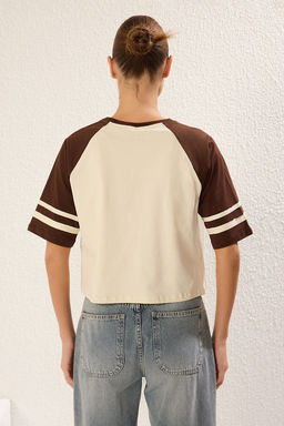 Tas %100 Kal?n Pamuklu Renk Bloklu Slogan Bask?l? Relaxed Crop Orme T-Shirt TWOSS25TS00067