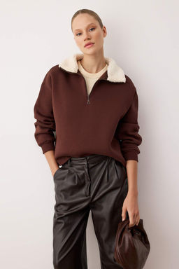 Kahverengi Oversize Kal?p Yakada Pelus Detayl? Kal?n Ici Polarl? Orme Sweatshirt TWOAW26SW00146