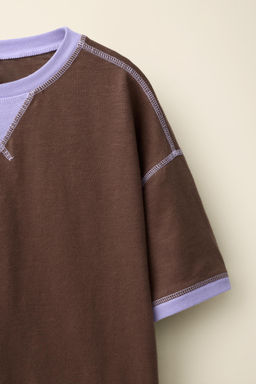 CAMISETA PESPUNTES CONTRASTE CREATED BY CARAMEL LONDON X ZARA / Morado
