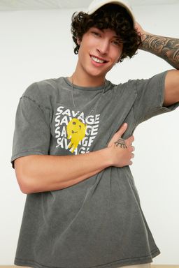 TRENDYOL MAN Antrasit Oversize/Genis Kesim Soluk Efekt Yaz? Bask?l? %100 Pamuklu T-Shirt TMNSS22TS0237