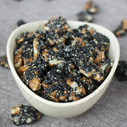 Грецкий орех в черном кунжуте