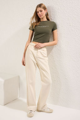 Haki Slogan Bask?l? Crop Fitted/Vucuda Oturan Orme T-Shirt TWOSS25TS00037