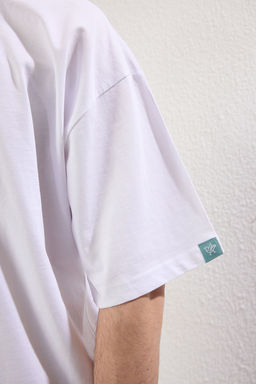 TRENDYOL MAN Beyaz Oversize/Genis Kesim Yaka Detayl? Etiketli %100 Pamuklu T-Shirt TMNSS25TS00057 - Trendyolmilla фото 4