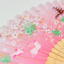 Веер складной h=21 см Зайчики у сакуры, розовый, с кисточкой