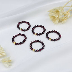 Кольцона резинке из Граната 17 р.