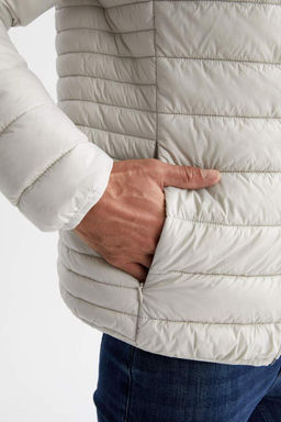 Водоотталкивающая куртка-пуховик с капюшоном и термоизоляцией Slim Fit - Defacto фото 5