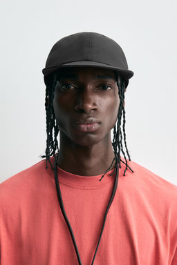 TECHNICAL FLAT PEAK CAP