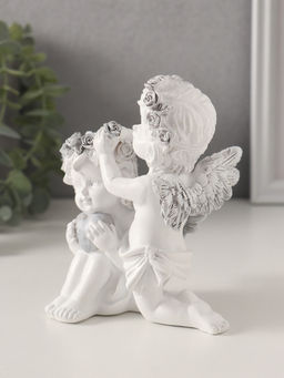 Фигурка полистоун «Ангелочки вплетают венок в волосы, с сердцем», бело-серый, 11×8×12.5 см
