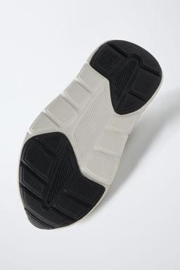 TRAINERS WITH SOLE DETAIL