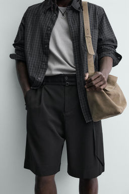 BERMUDA RELAXED FIT PLIEGUES CINTUR?N / Negro