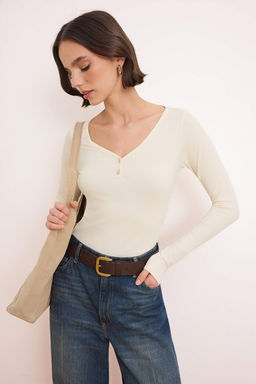 Ekru Regular/Normal Kal?p V Yaka Uzun Kollu Triko gorunumlu Orme Bluz TWOSS26BZ00174