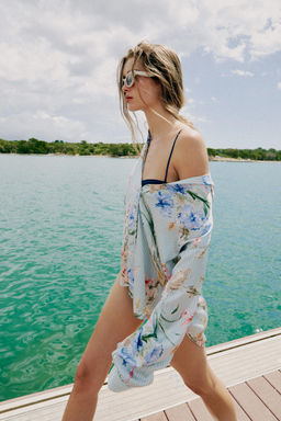 CAMISA SATINADA ESTAMPADO FLORAL / Multicolor