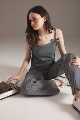 Koyu Mavi Cizgili Kurdele/Fiyonk Detayl? Ince Ask?l? Denim Bluz TWOSS25BZ00480