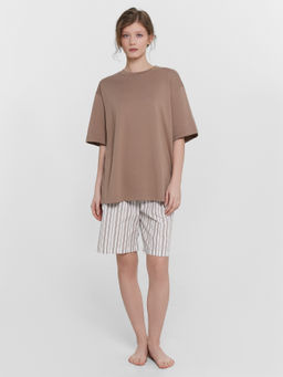 КОМПЛЕКТ ЖЕНСКИЙ (ДЖЕМПЕР, ШОРТЫ) мокко +мокко полоска на белом 592596