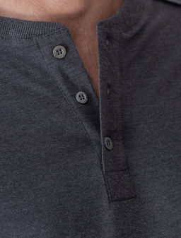 Тонкий лонгслив с круглым воротом на пуговицах из премиального хлопка с эластаном